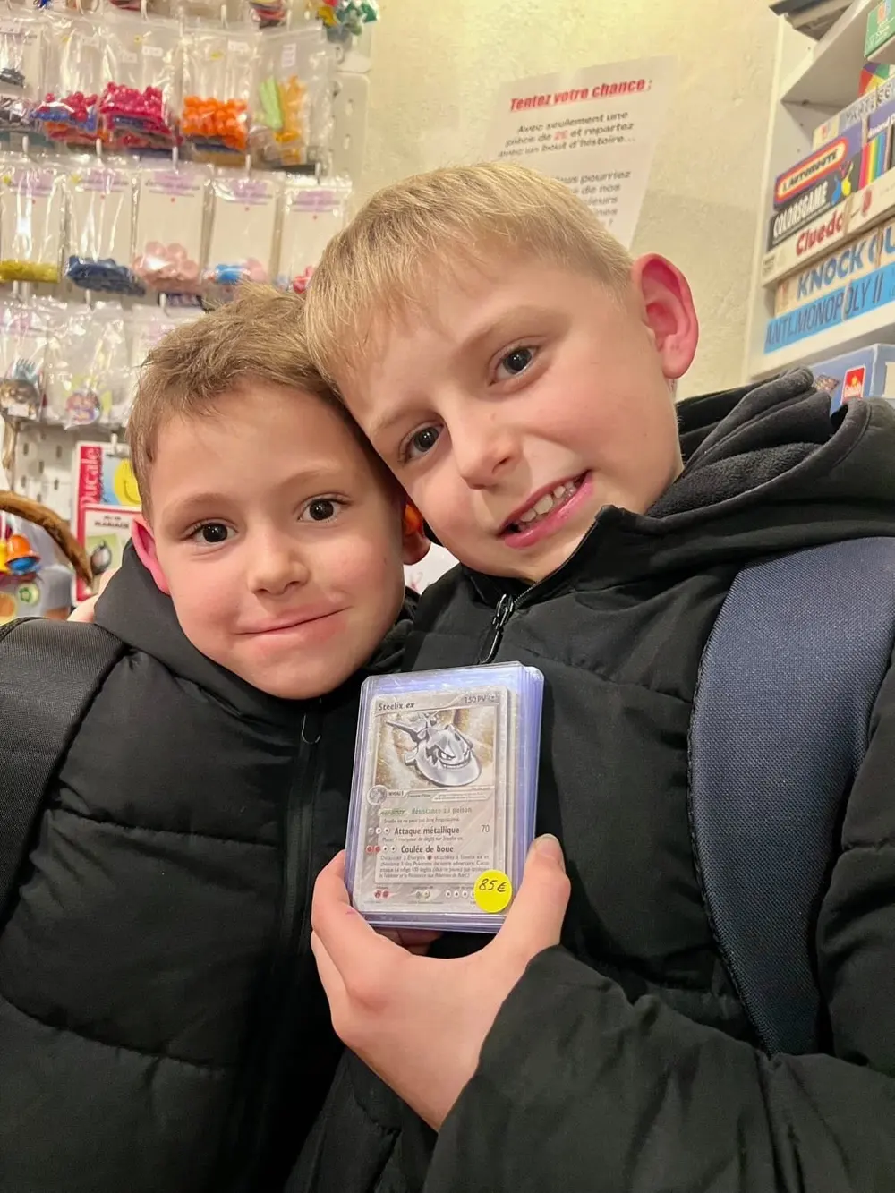 Jeune gagnant DracoSphère avec deux cartes rares au Seconde Chance Boutique