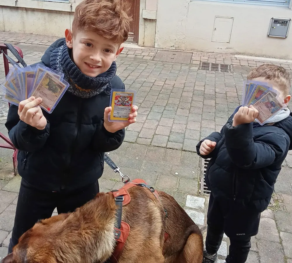 Deux jeunes gagnants DracoSphère au Seconde Chance Boutique