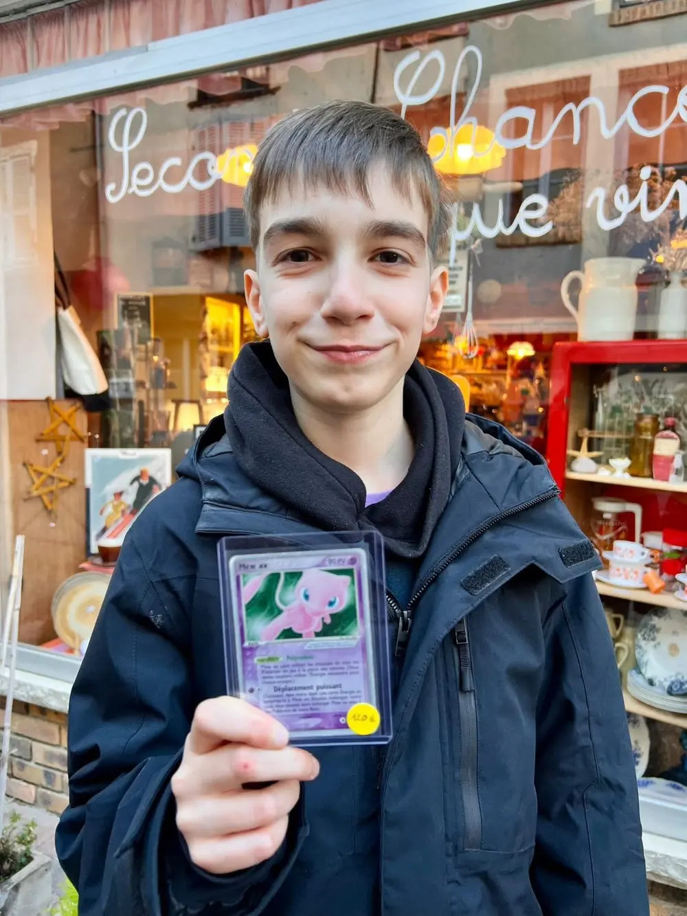 Gagnant DracoSphère ayant sorti la carte Mew au Seconde Chance Boutique