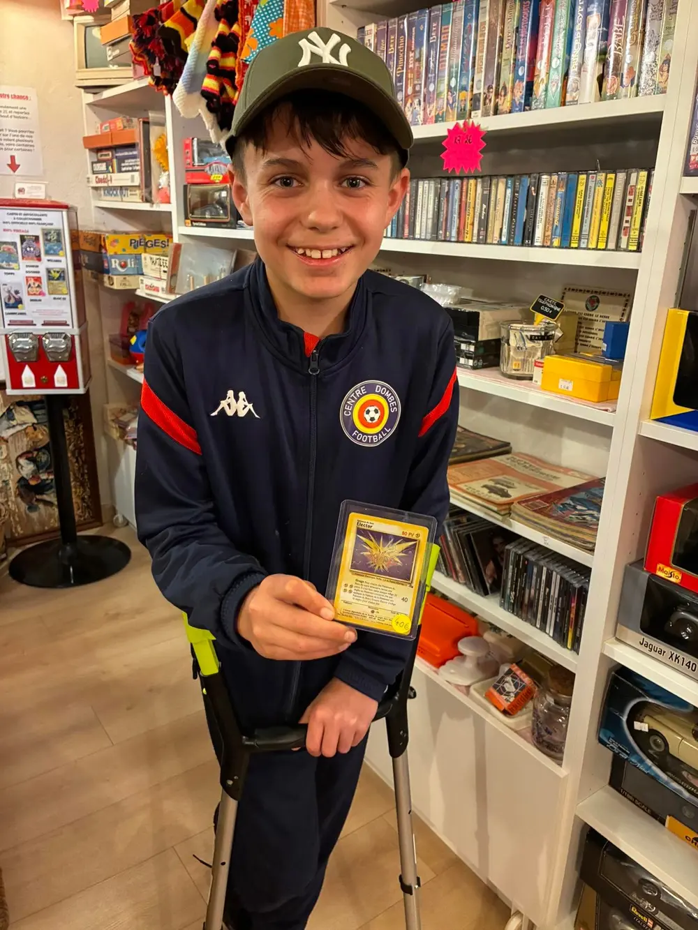 Raphaël, jeune gagnant DracoSphère, avec sa carte Électhor holo édition 2 au Seconde Chance Boutique