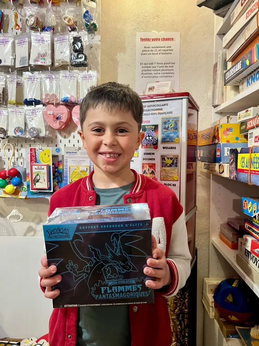 Adrian, gagnant DracoSphère, avec son ETB Flammes Fantasmagoriques au Seconde Chance Boutique