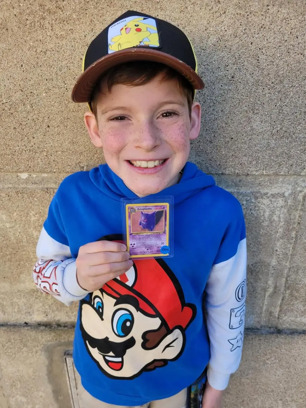 Nolan, gagnant DracoSphère, avec sa carte Ectoplasma fossile édition 1 au Seconde Chance Boutique