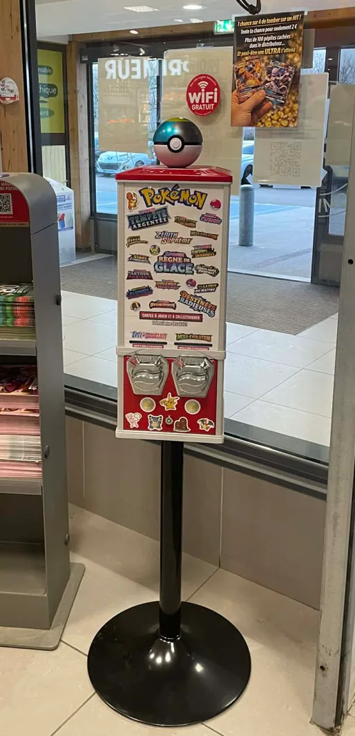 Distributeur Pokémon DracoSphère chez Intermarché SUPER Péron