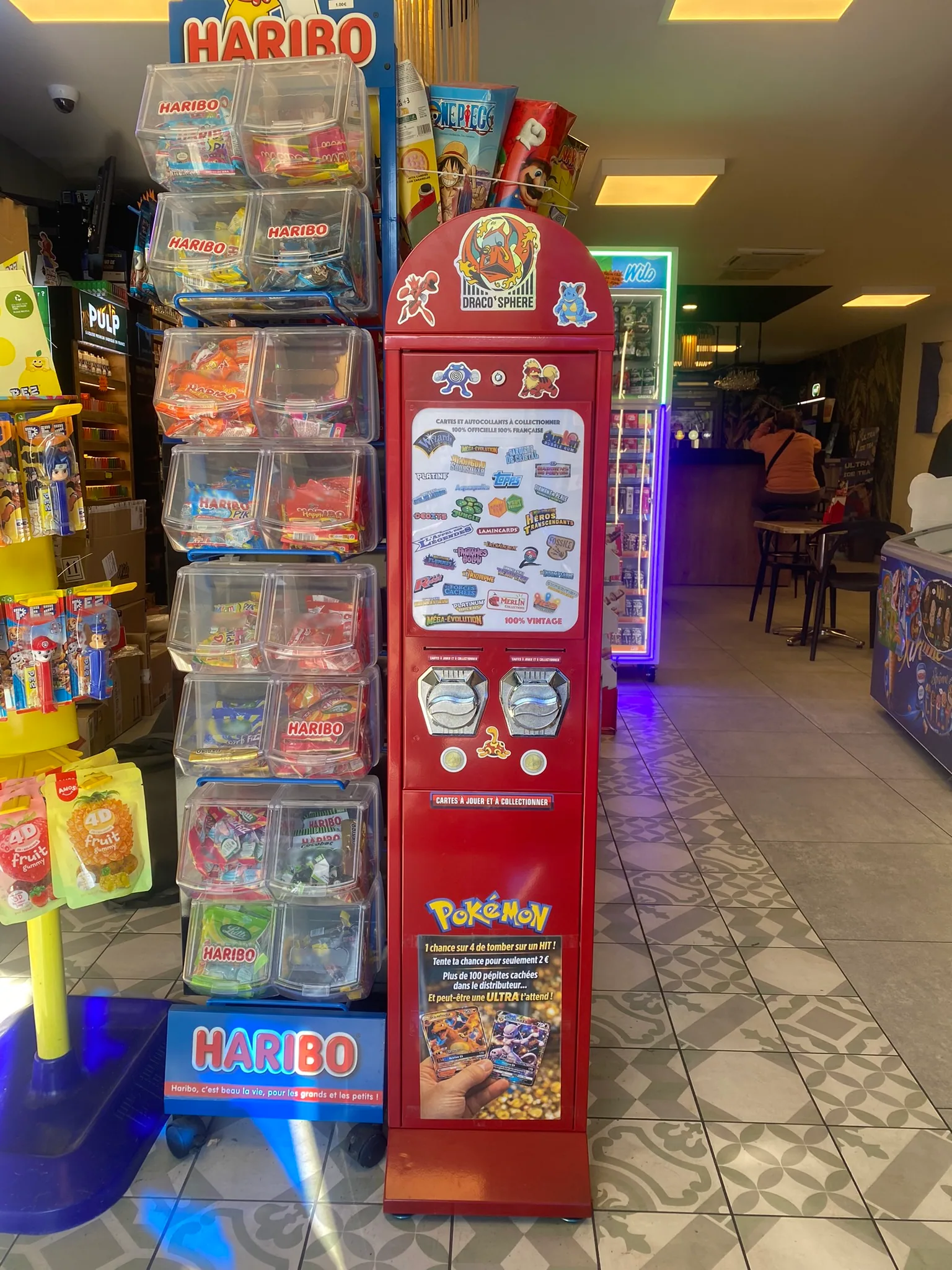 Distributeur Pokémon DracoSphère chez EIRL Barone Bar Tabac à Saint-Denis-en-Bugey